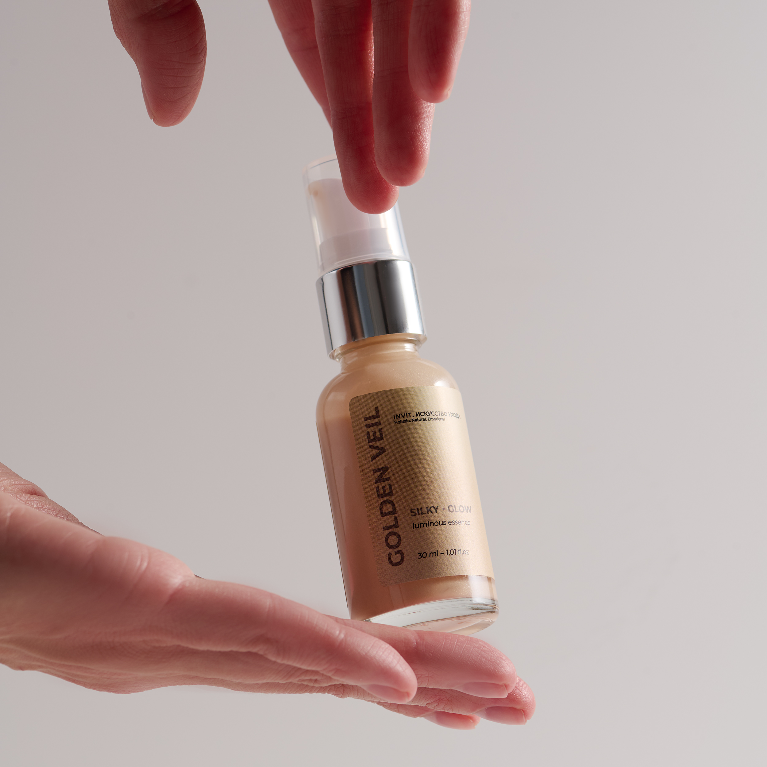 Фото Сияющая эссенция с эффектом BB-хайлайтера и уходовой сыворотки Golden Veil Luminous Essence, 30 мл