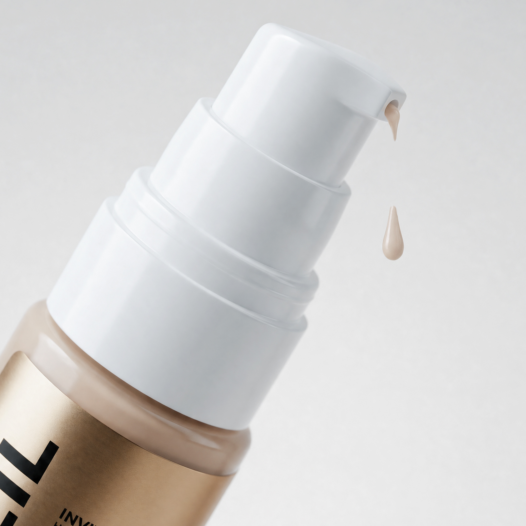 Фото Сияющая эссенция с эффектом BB-хайлайтера и уходовой сыворотки Golden Veil Luminous Essence, 30 мл