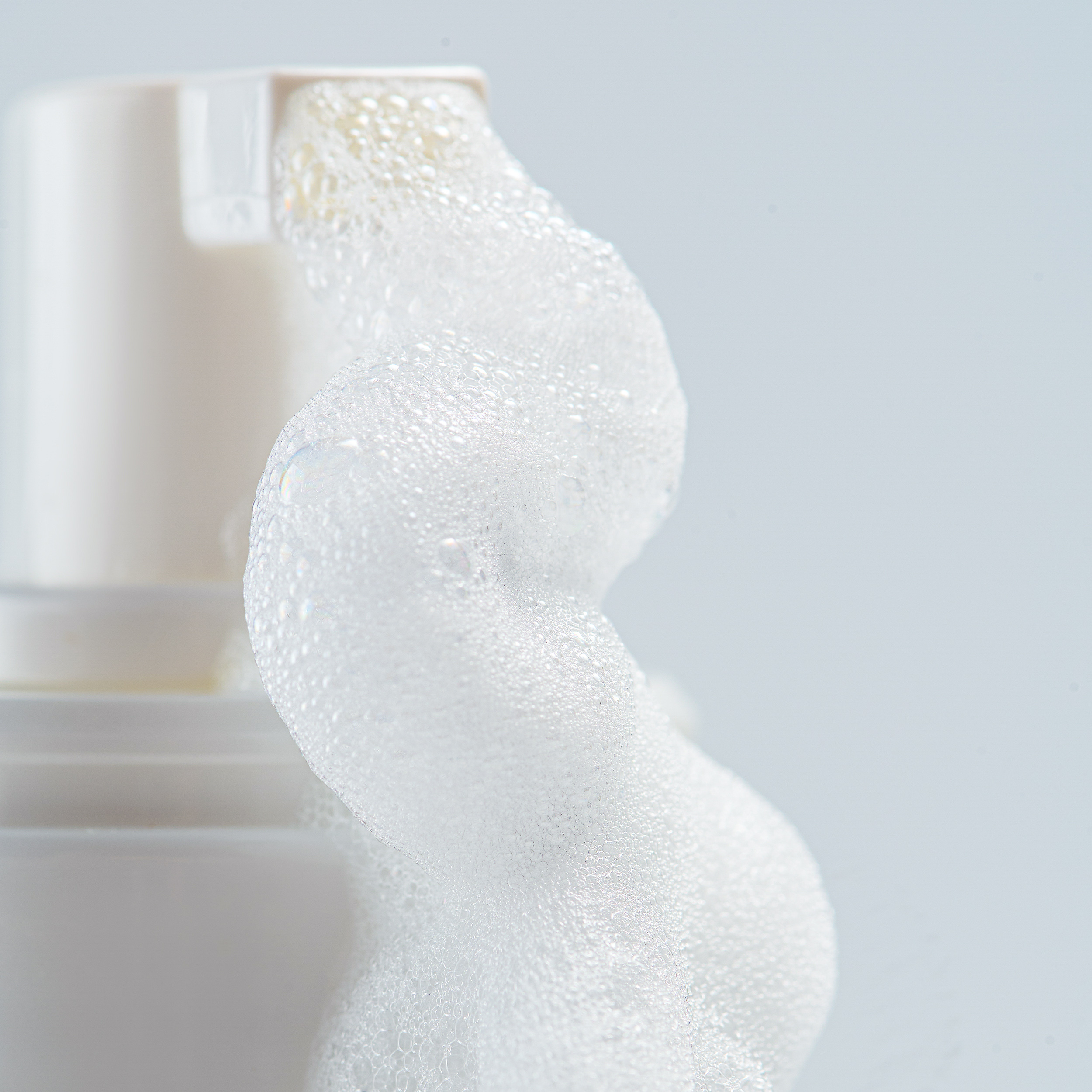 Фото Увлажняющая пенка с церамидами и аминокислотами для деликатного очищения кожи CERA FOAM