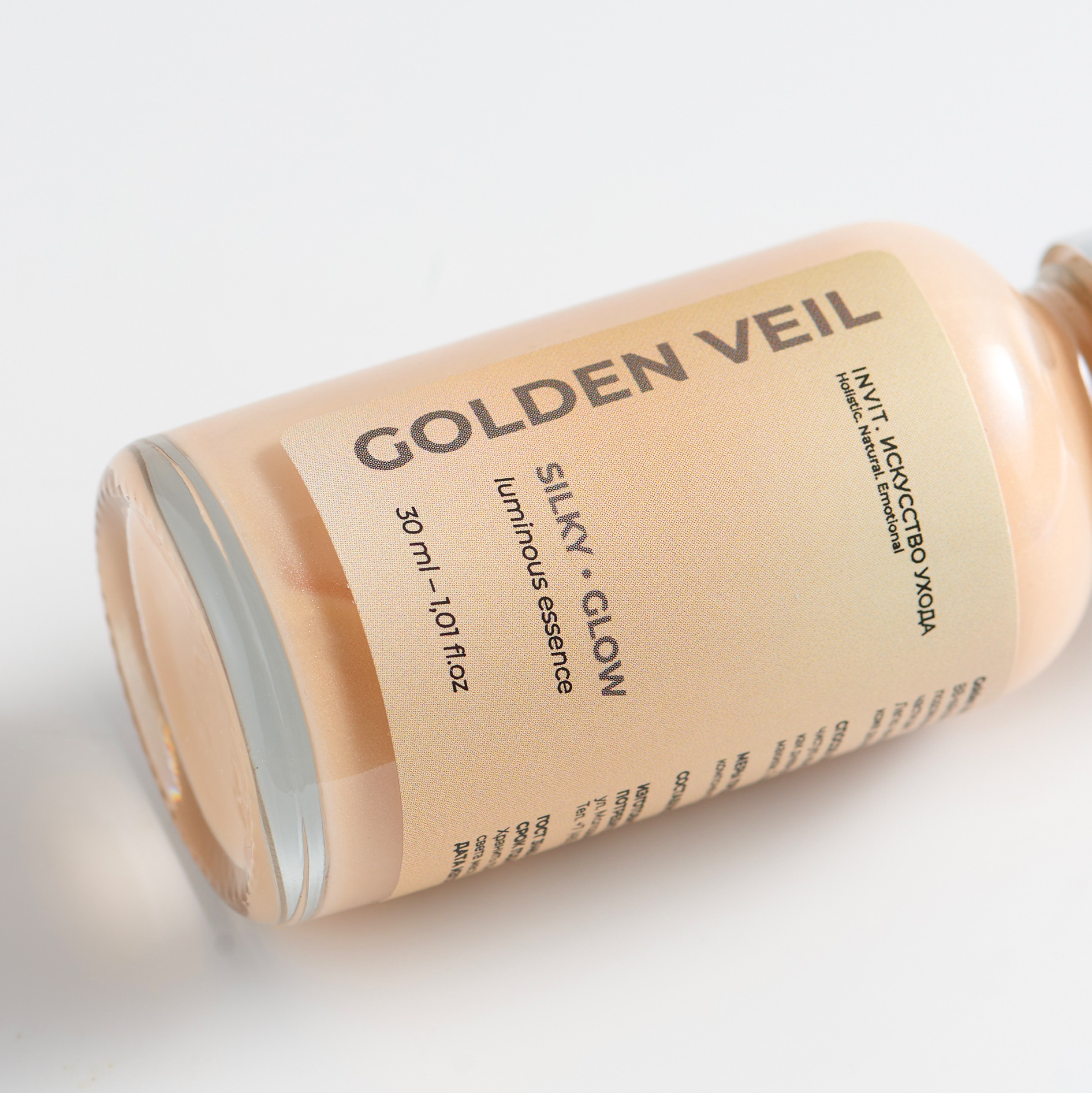 Фото Сияющая эссенция с эффектом BB-хайлайтера и уходовой сыворотки Golden Veil Luminous Essence, 30 мл