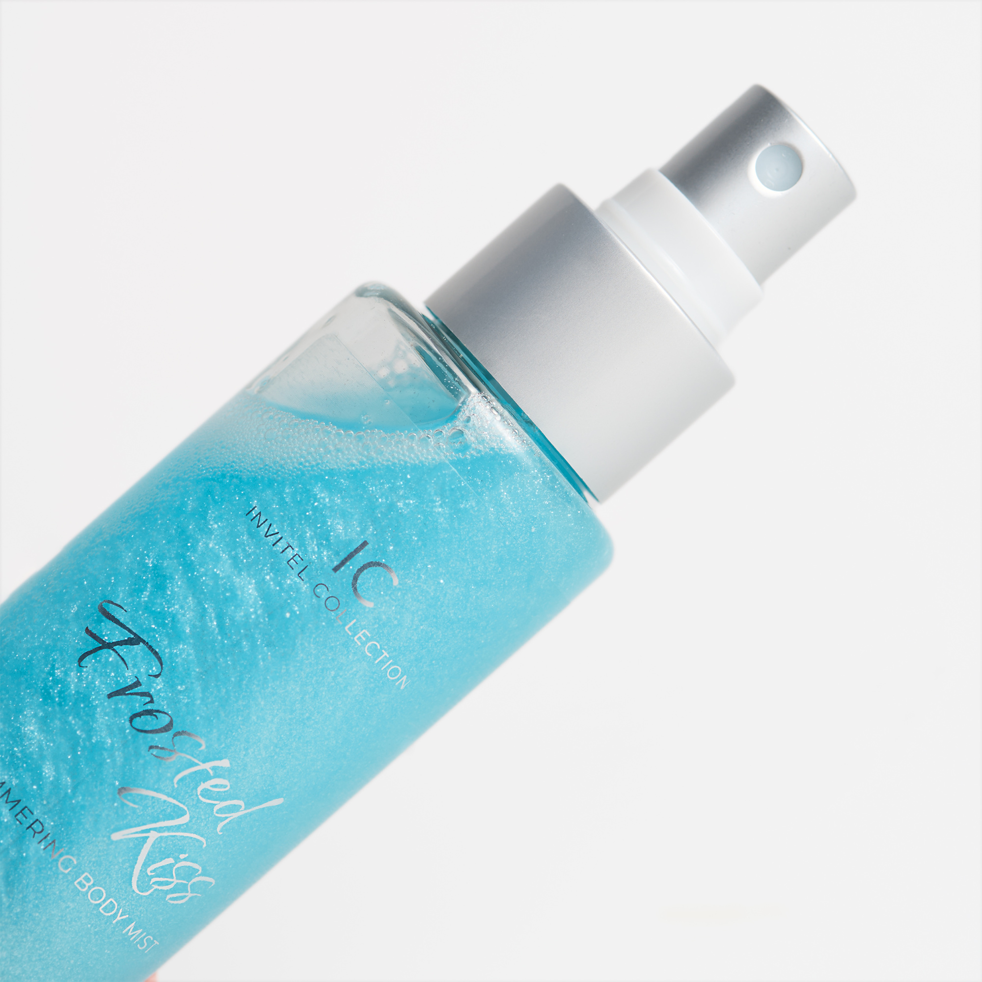 Фото Голубой мист для тела  с шиммером для сияния кожи с цветочно-фруктовым ароматом FROSTED KISS, 110 мл