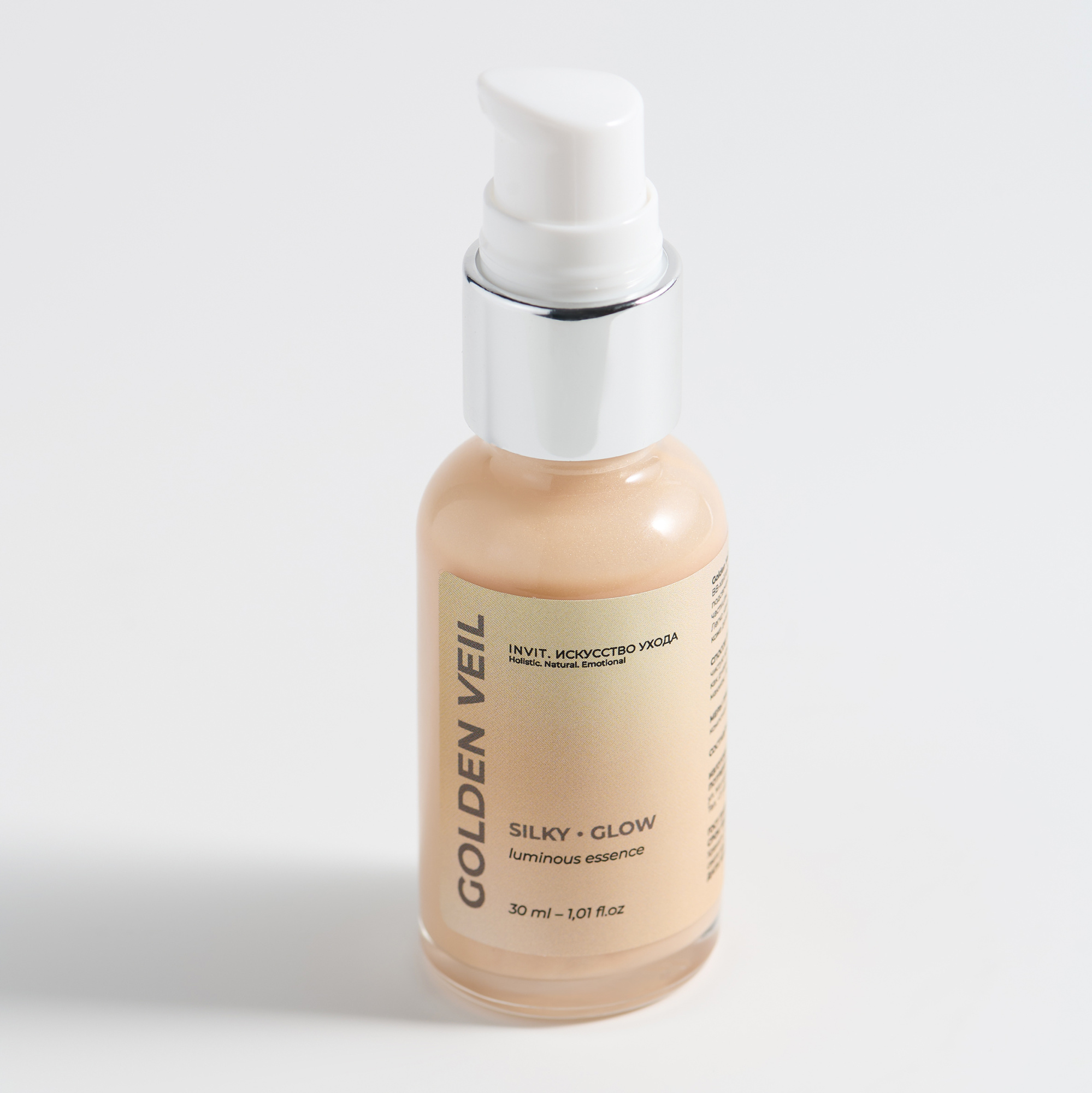 Фото Сияющая эссенция с эффектом BB-хайлайтера и уходовой сыворотки Golden Veil Luminous Essence, 30 мл