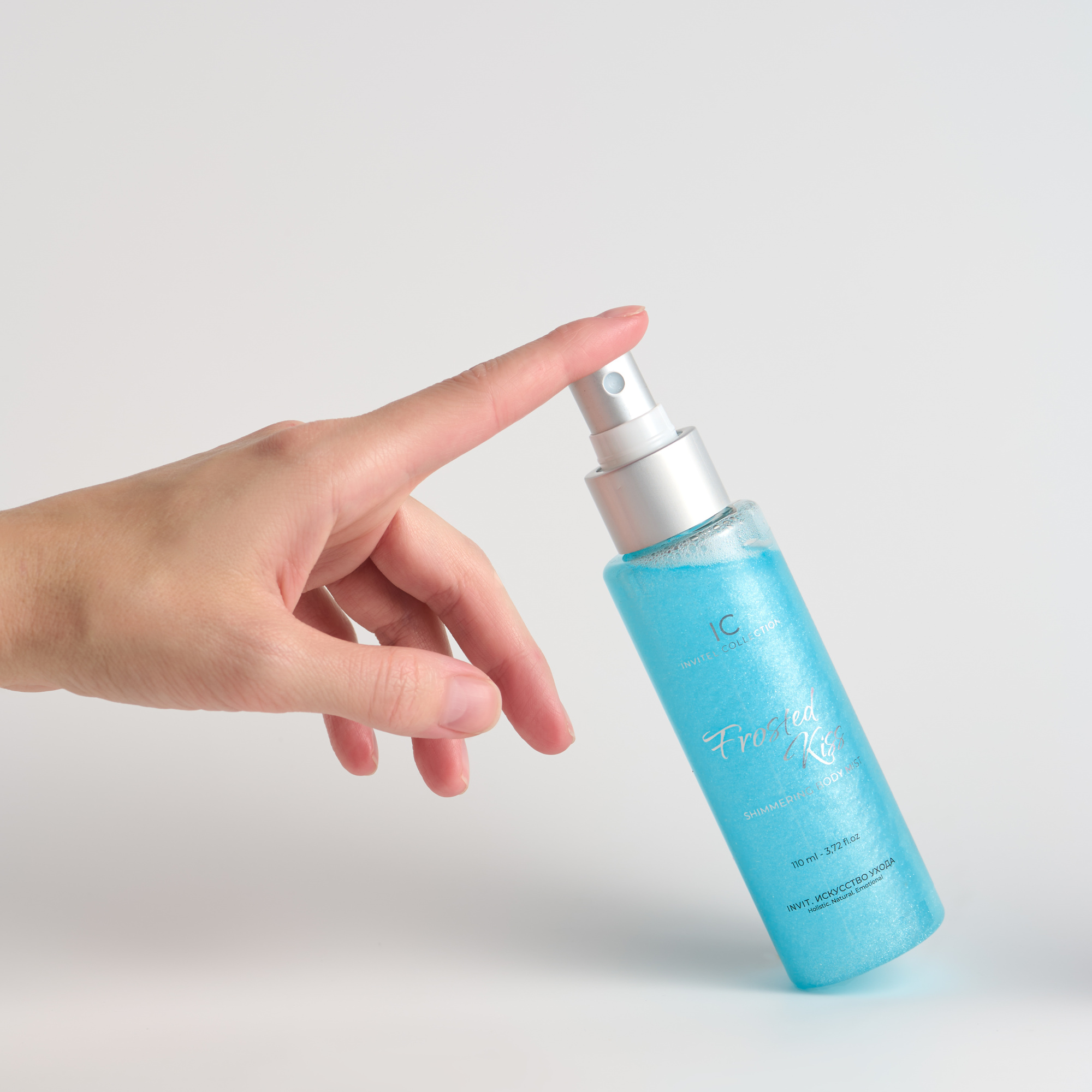 Фото Голубой мист для тела  с шиммером для сияния кожи с цветочно-фруктовым ароматом FROSTED KISS, 110 мл