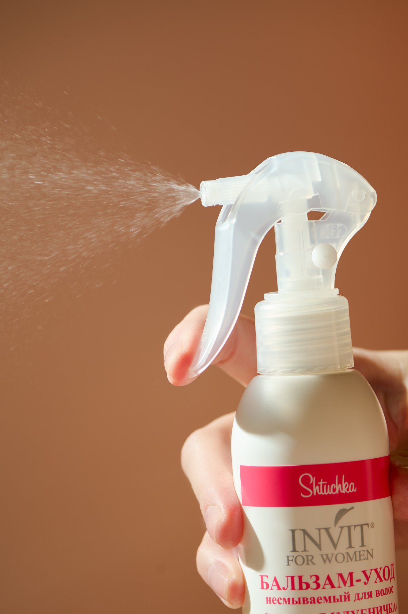 Фото Лёгкий leave-in несмываемый бальзам для волос Shtuchka «СЛАДКАЯ КЛУБНИЧКА» с экстрактом клубники и комплексом аминокислот, 200 мл