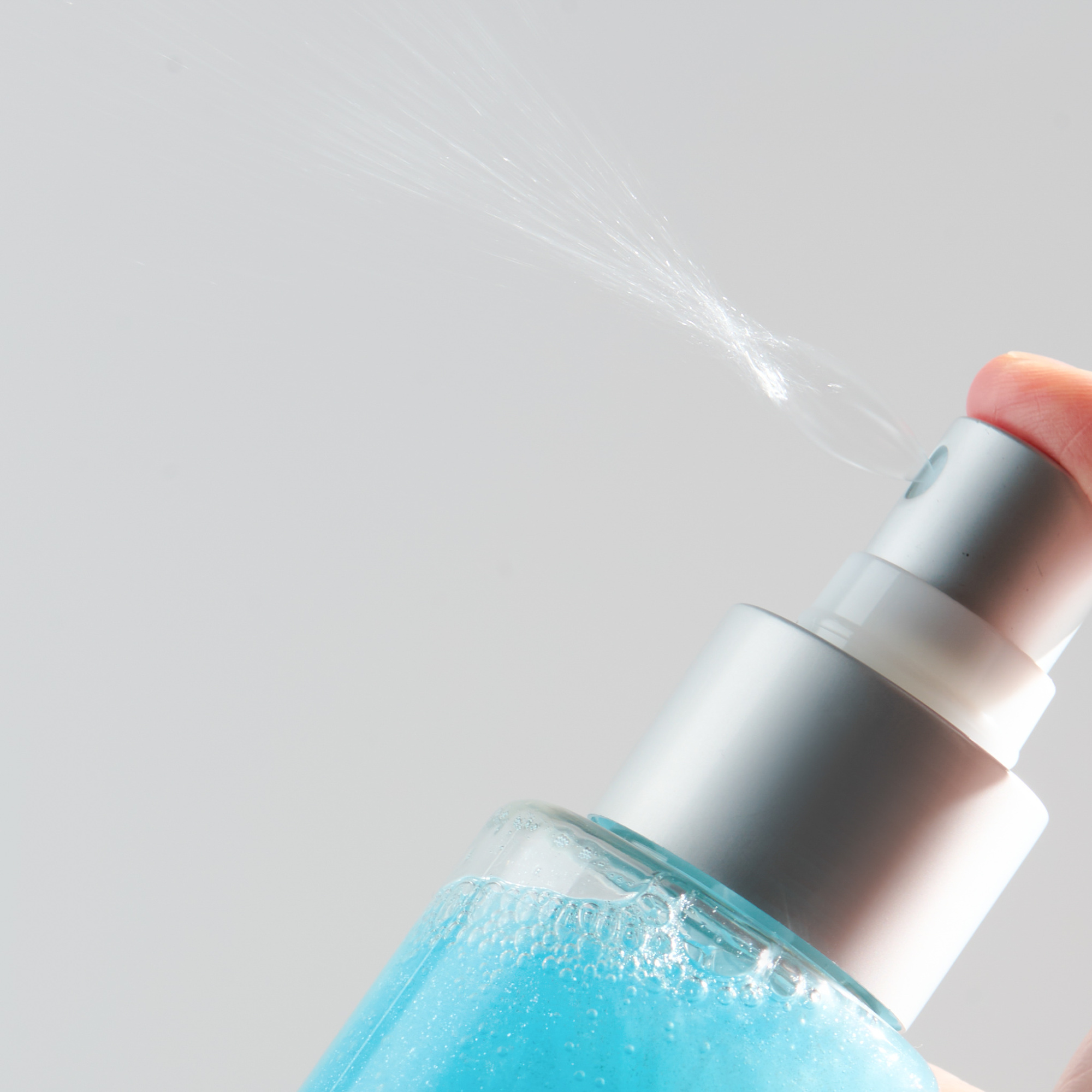 Фото Голубой мист для тела  с шиммером для сияния кожи с цветочно-фруктовым ароматом FROSTED KISS, 110 мл